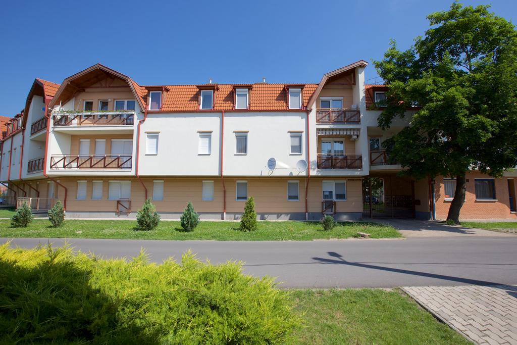 Zoli Apartmanok-Maya Koelcsey 34-36 Hajdúszoboszló Extérieur photo