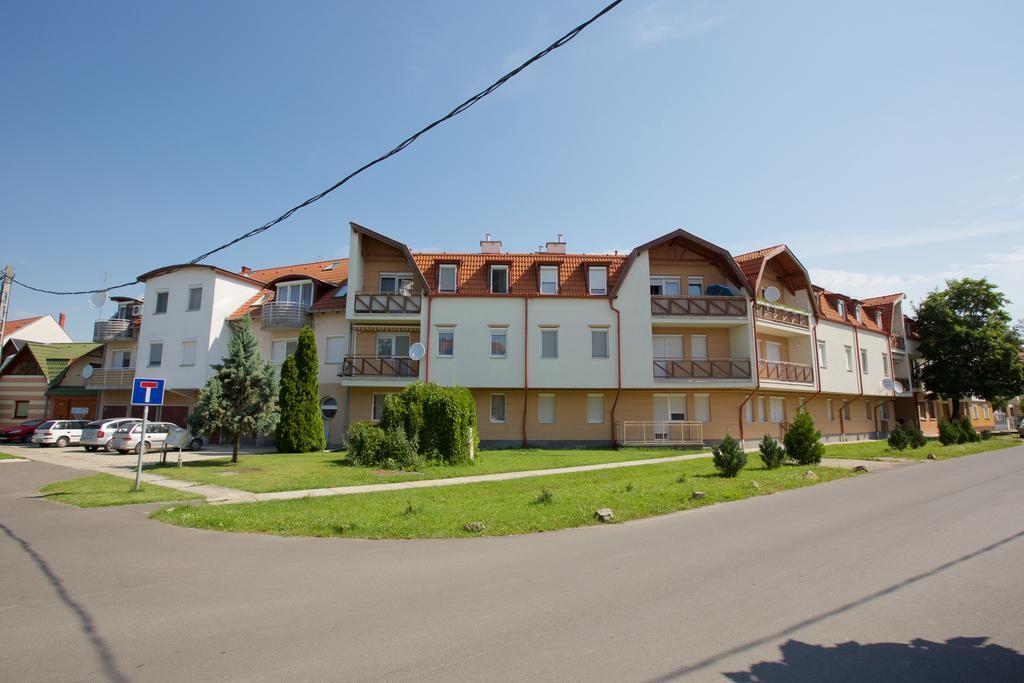 Zoli Apartmanok-Maya Koelcsey 34-36 Hajdúszoboszló Extérieur photo